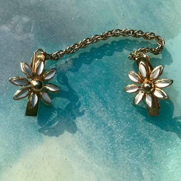 Vintage Jewelry - Vintage Sweater/Dress Clip Gold Tone Floral Daisy